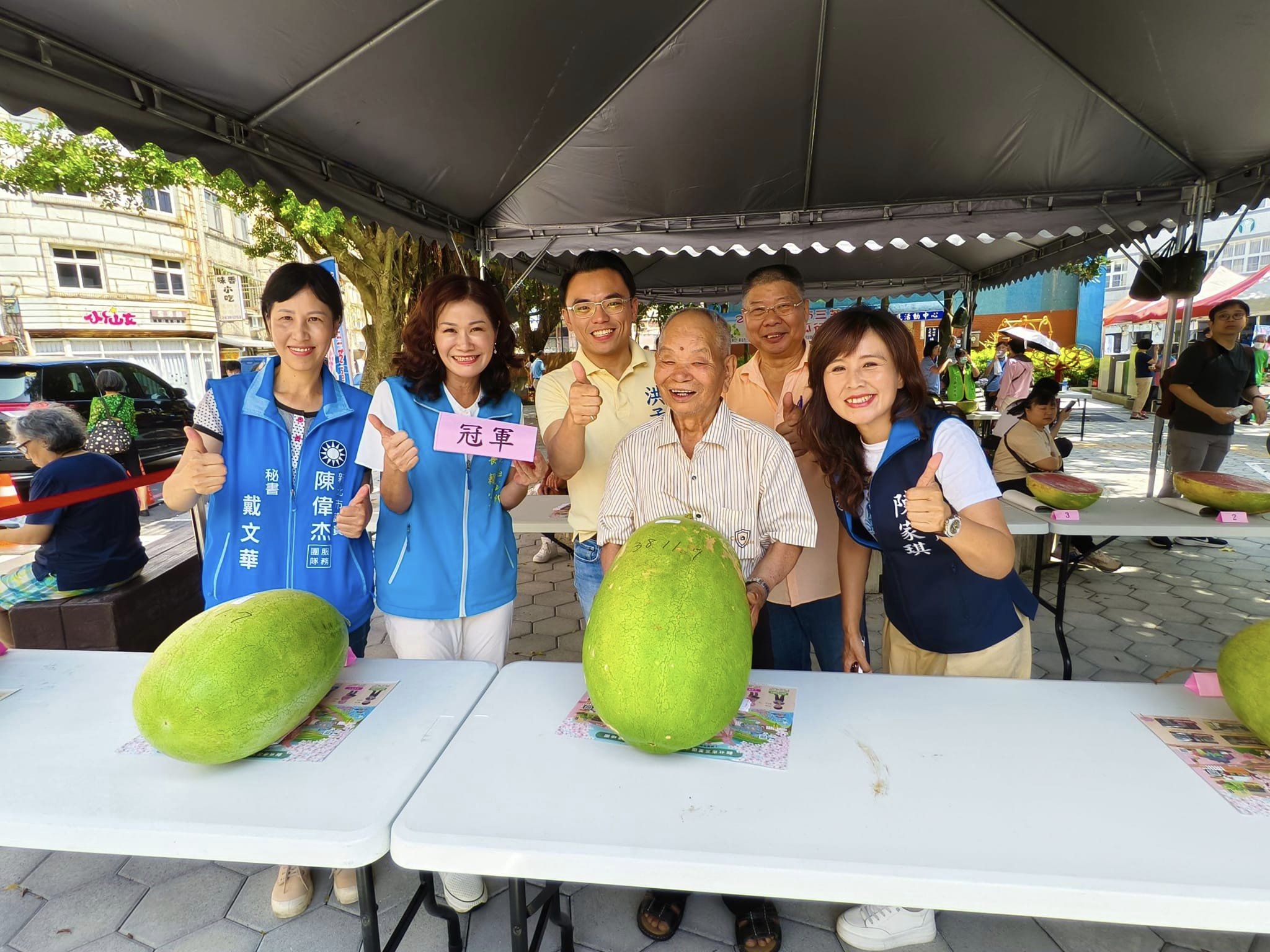 賴區長及與會貴賓與得獎農友合影