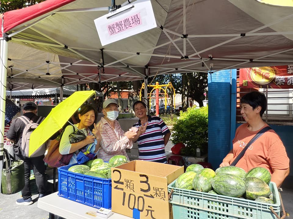 參與西瓜節活動在地攤商