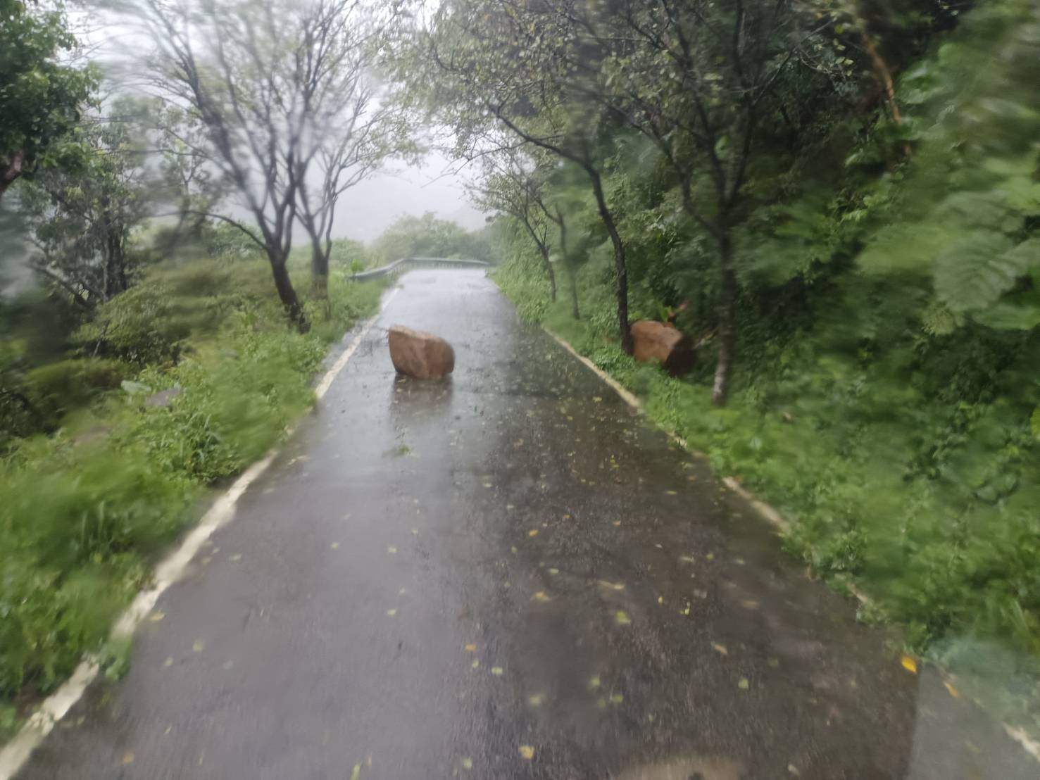 青山路5.2K落石