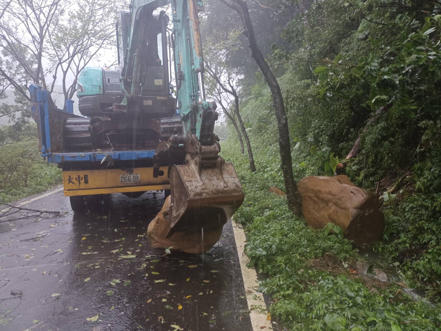 青山路5.2K落石清理完成