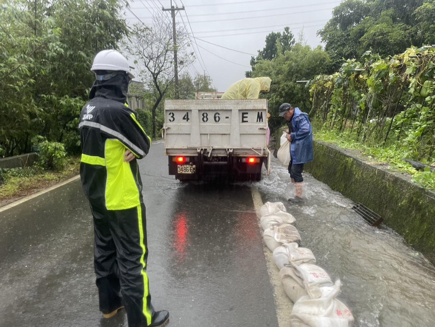 八賢里德賢路使用砂包阻擋水流至路面