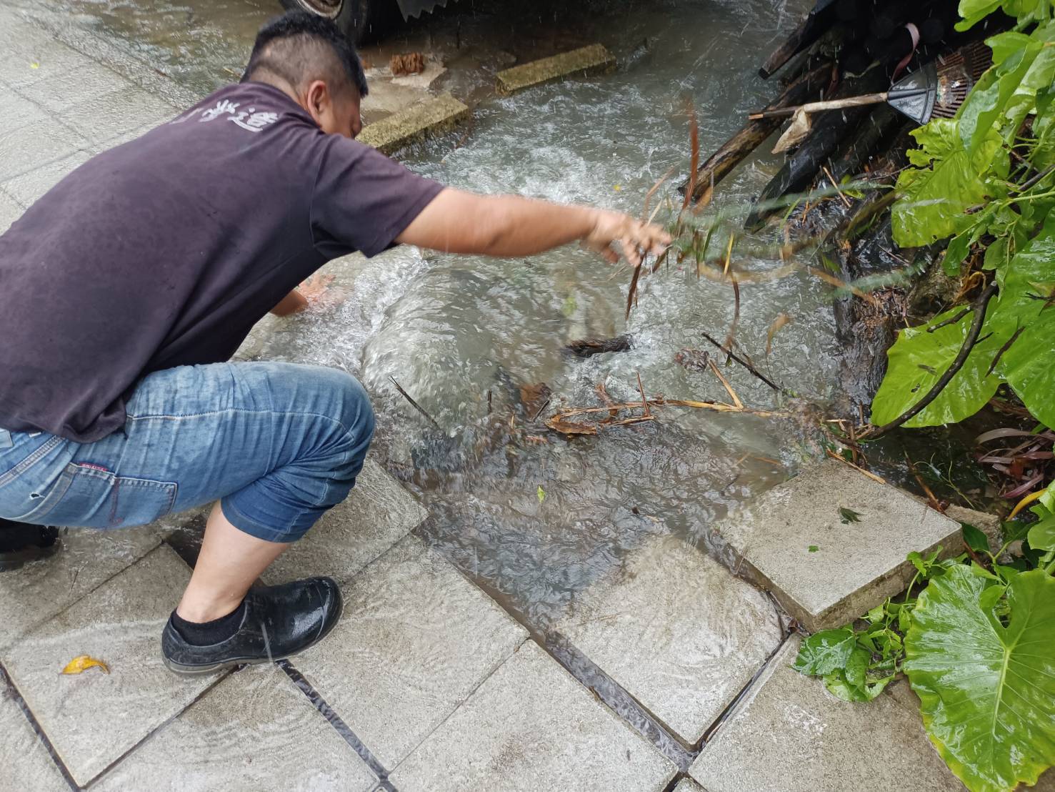 中山路三段人行道水溝清淤