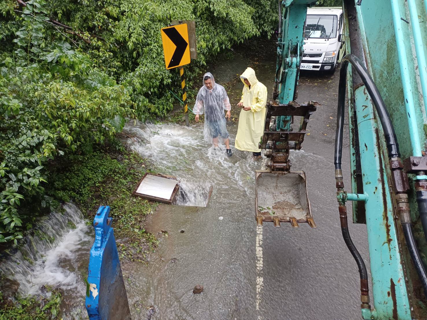 屏山路側溝清理及導水