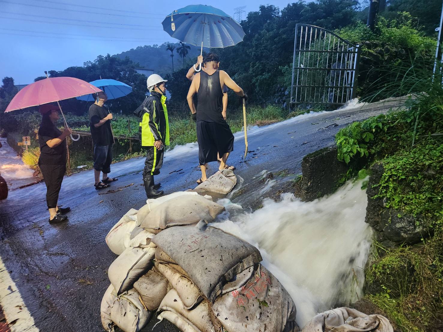 八賢里八連溪民宅後方山壁大雨沖刷進行預防性撤離