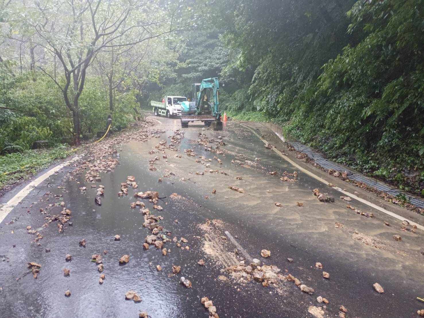 山陀兒颱風來襲路面落石清理