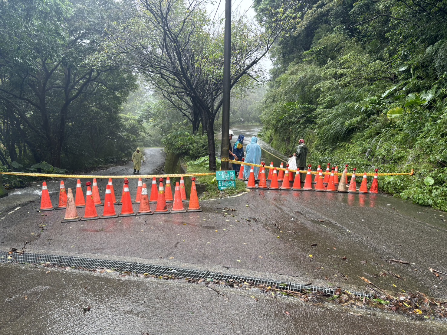 青山路五腳松一路土石坍崩封路