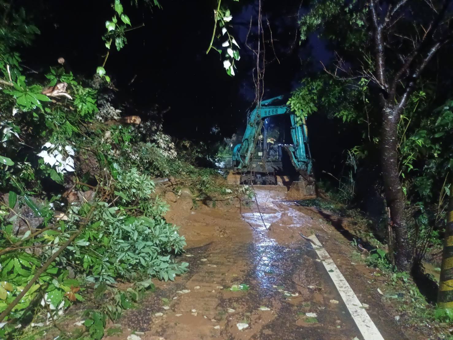 錫板路段落石坍崩