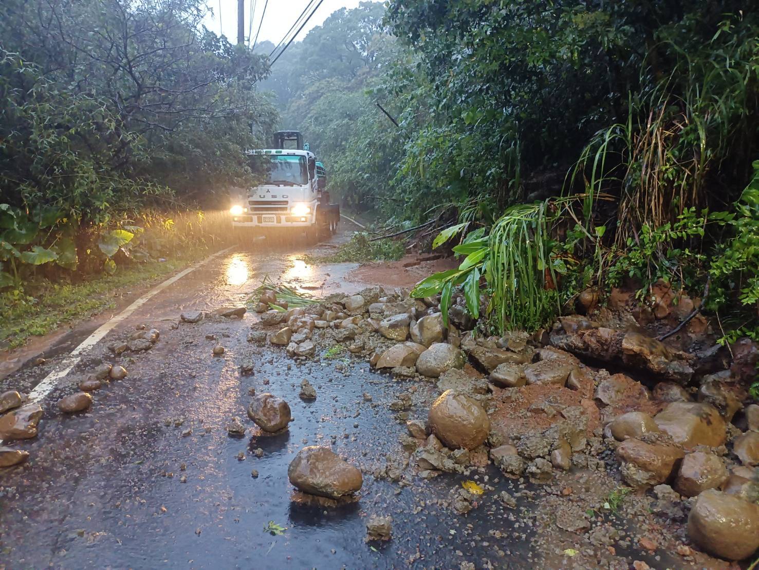 錫板路段落石坍崩搶通
