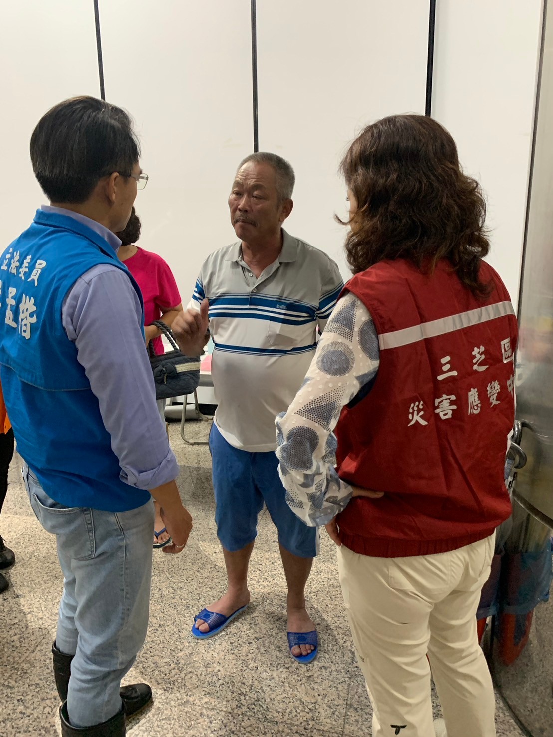 賴區長及洪委員聆聽八賢里長建議