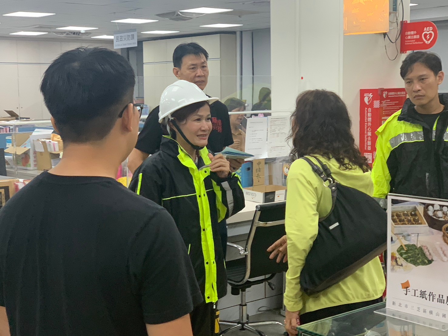 賴小萍區長關心慰問收容民眾