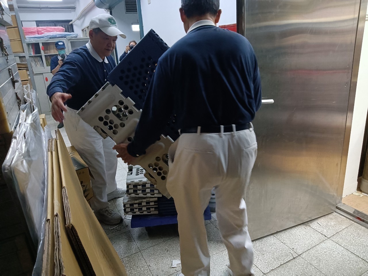慈濟團隊協助福慧床設置作業