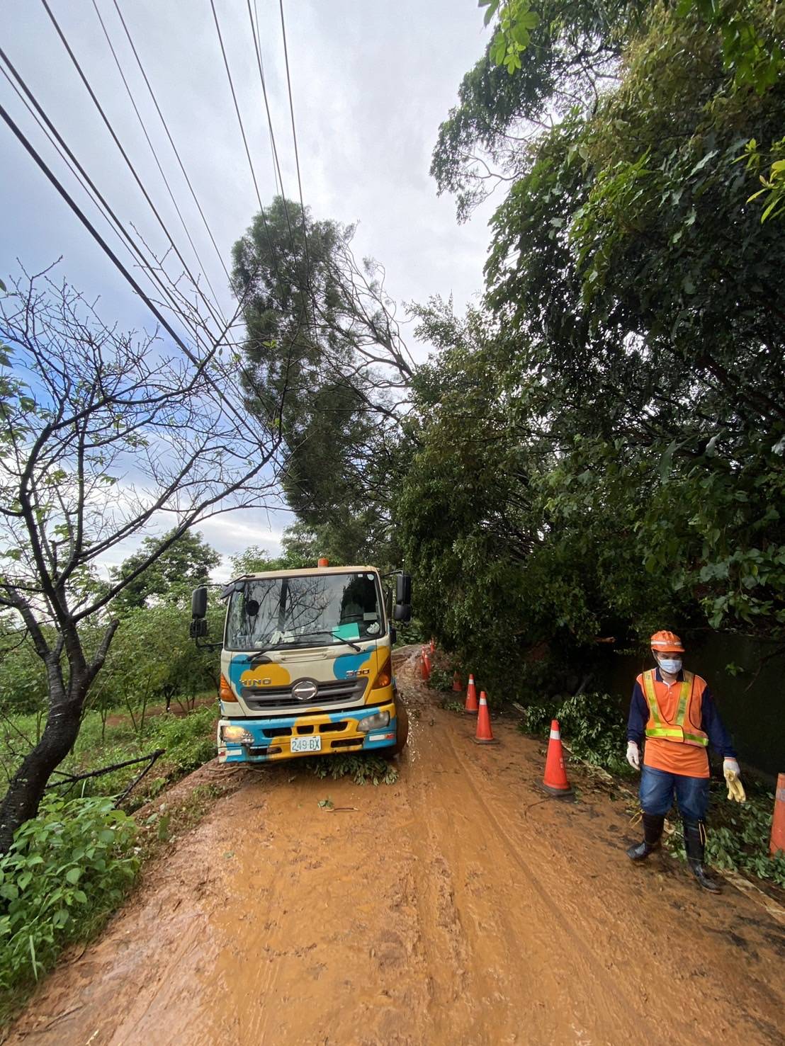 強降雨後進行路面搶修作業