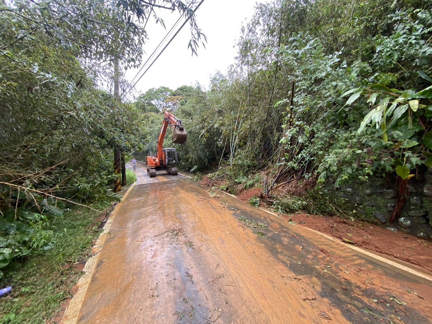 錫板里路面機具搶通處置