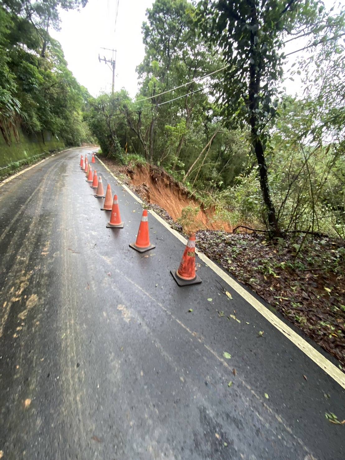 土石流路段圍三角錐示警