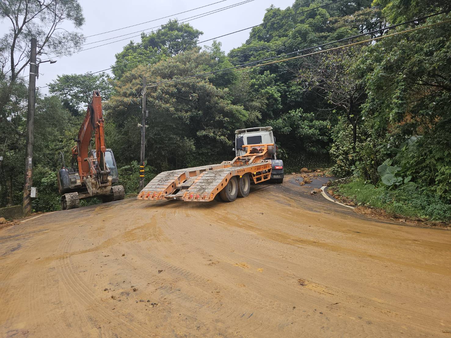 溪底路大型機具道路搶通