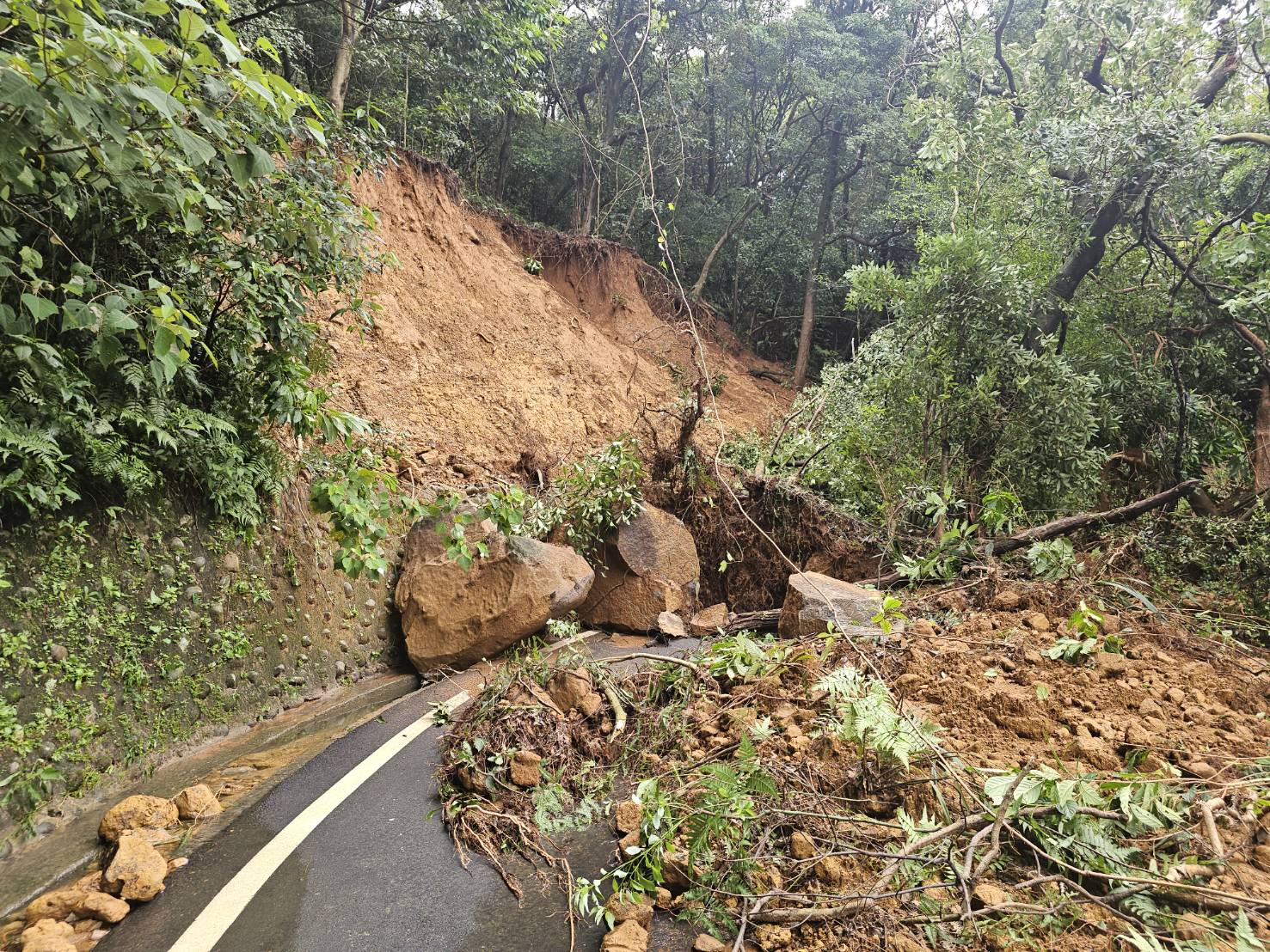 溪底路土石流道路不通