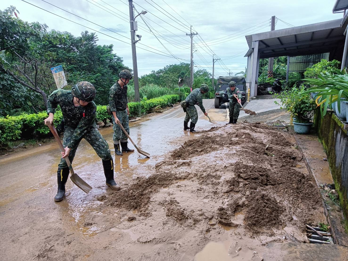 國軍協助路面土石清理
