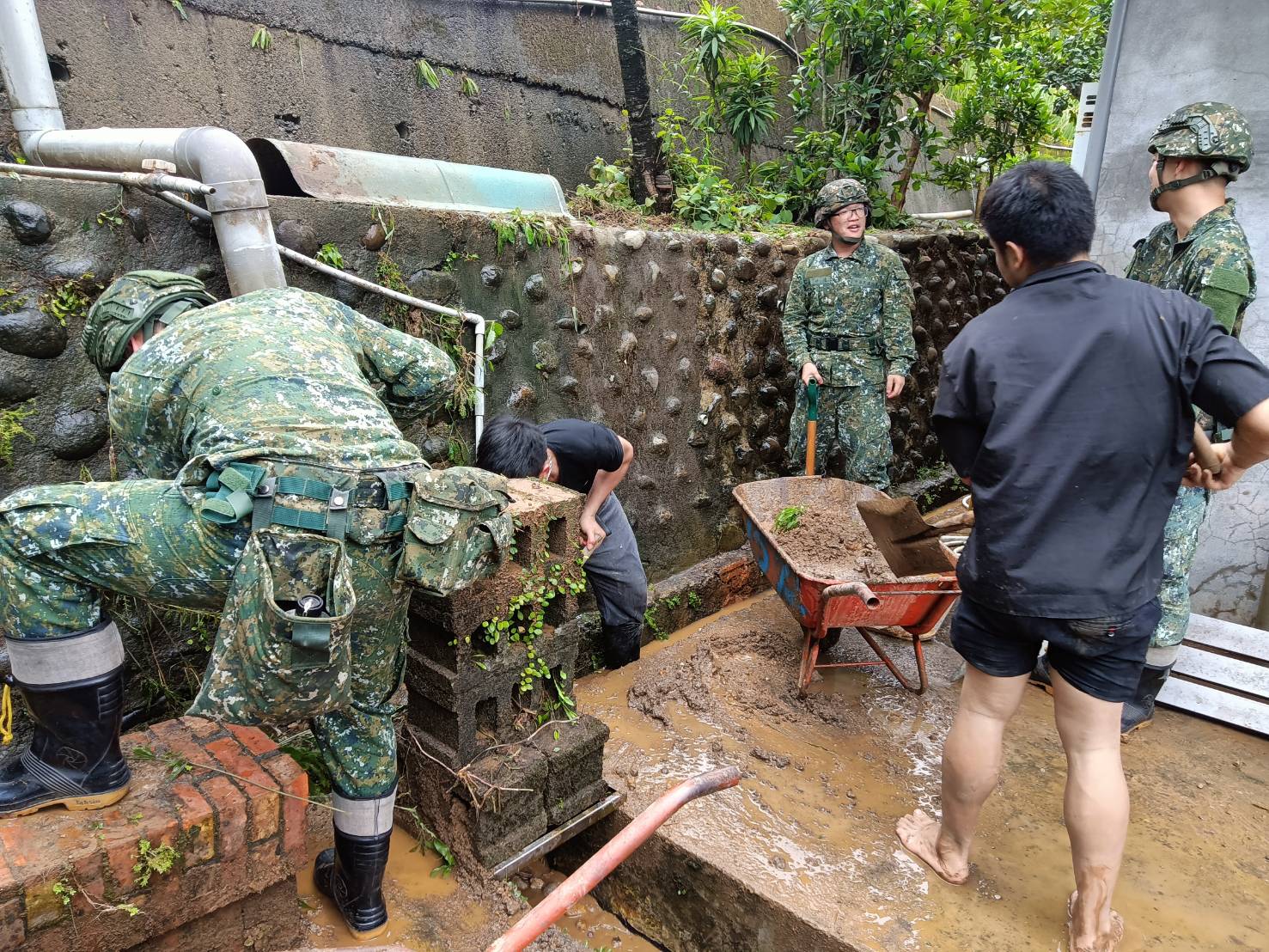 國軍協助住戶土石清理