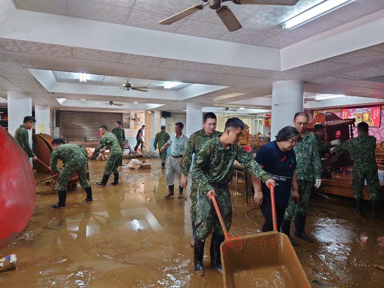 國軍協助錫板里智成堂土石清理