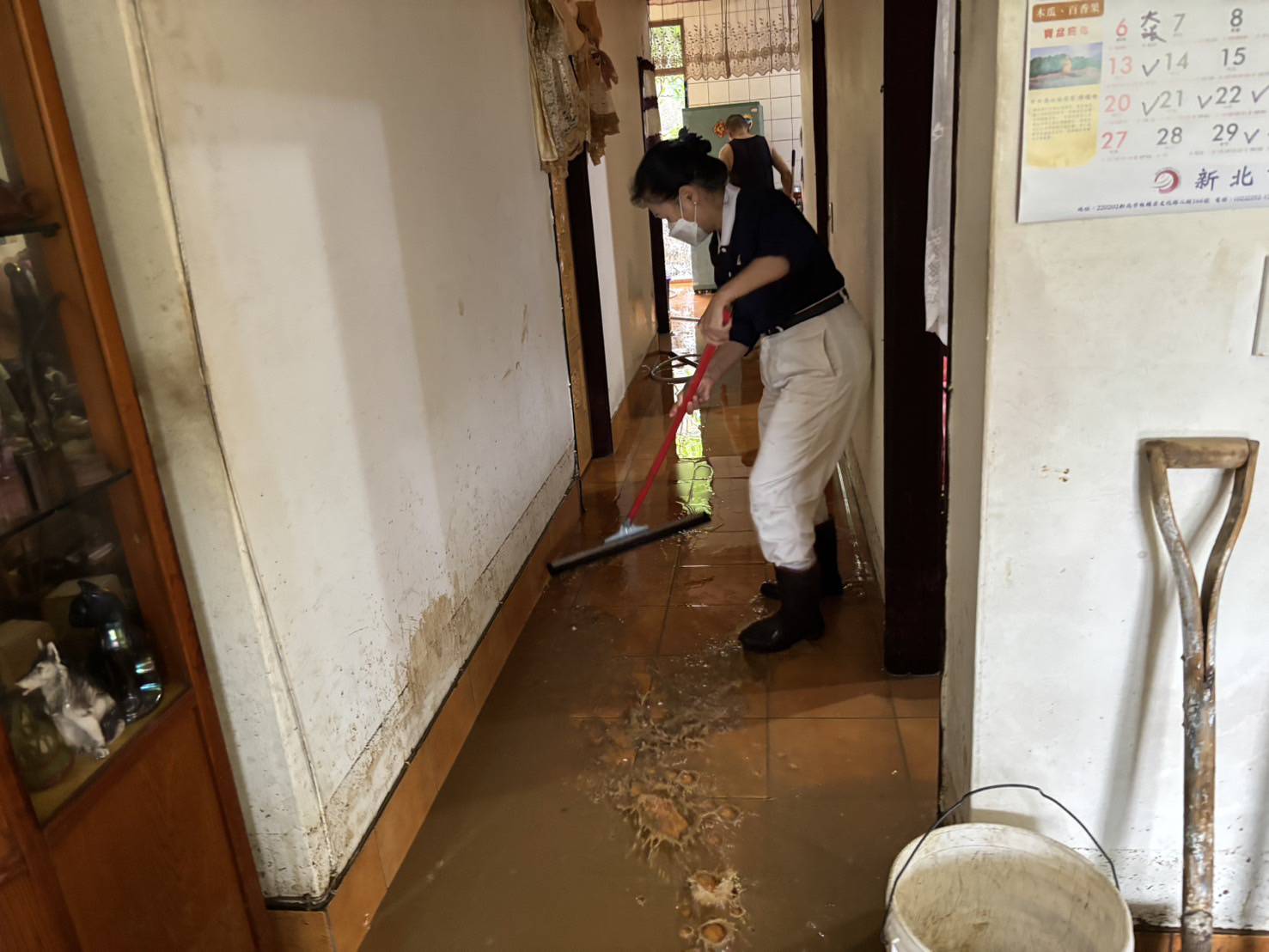 慈濟師姐協助八連溪居民住家清理