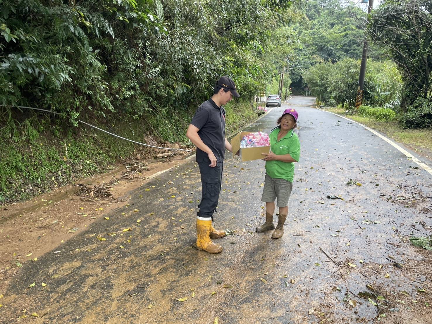 消防隊員提供受困民眾物資