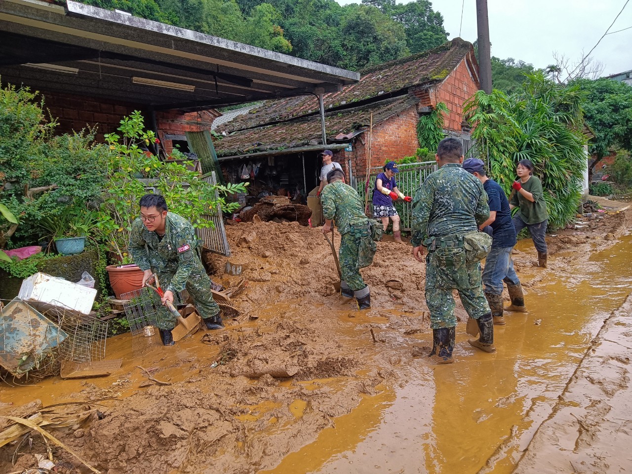 國軍協助八賢里受災居民清理家園