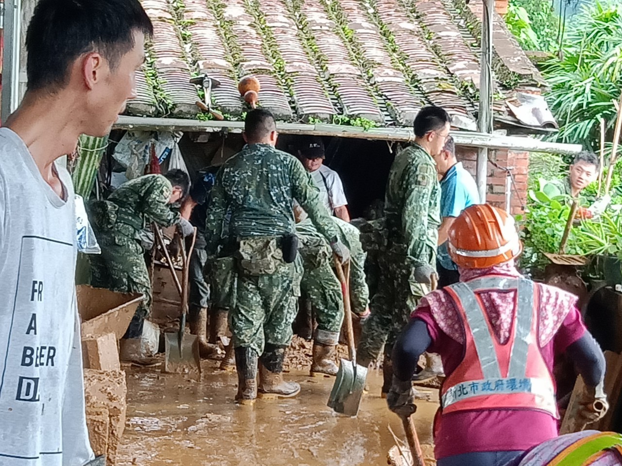 國軍及清潔隊協助受災居民清理家園