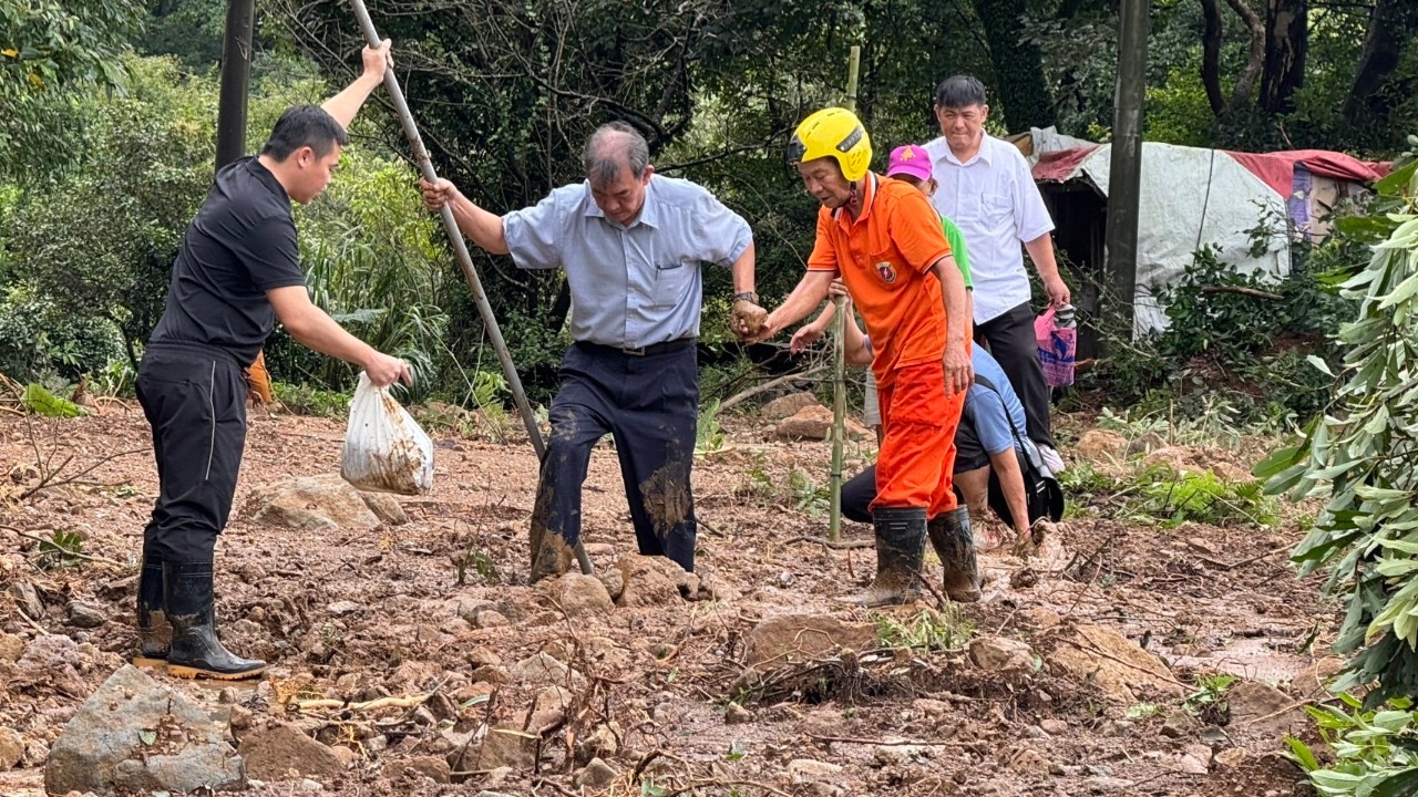 救難協會協助土石流受困居民