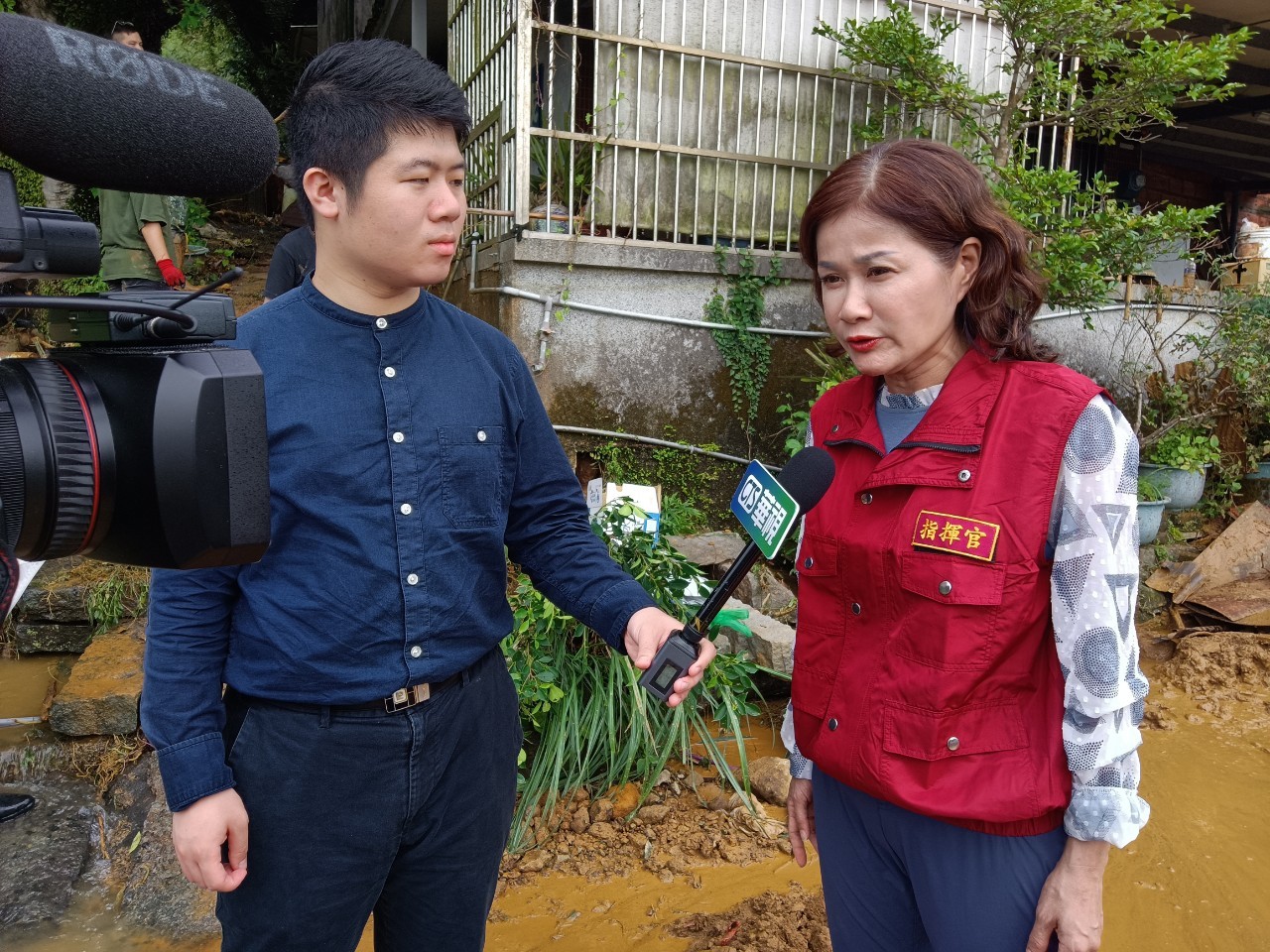 賴區長接受華視記者採訪風災處理情況