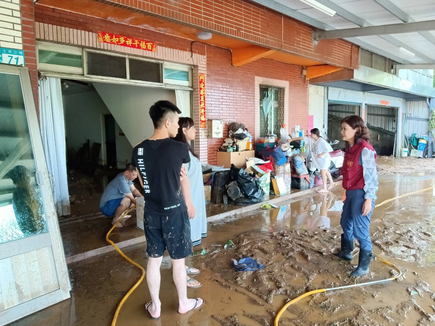 賴區長訪視受災民眾家園清理情況