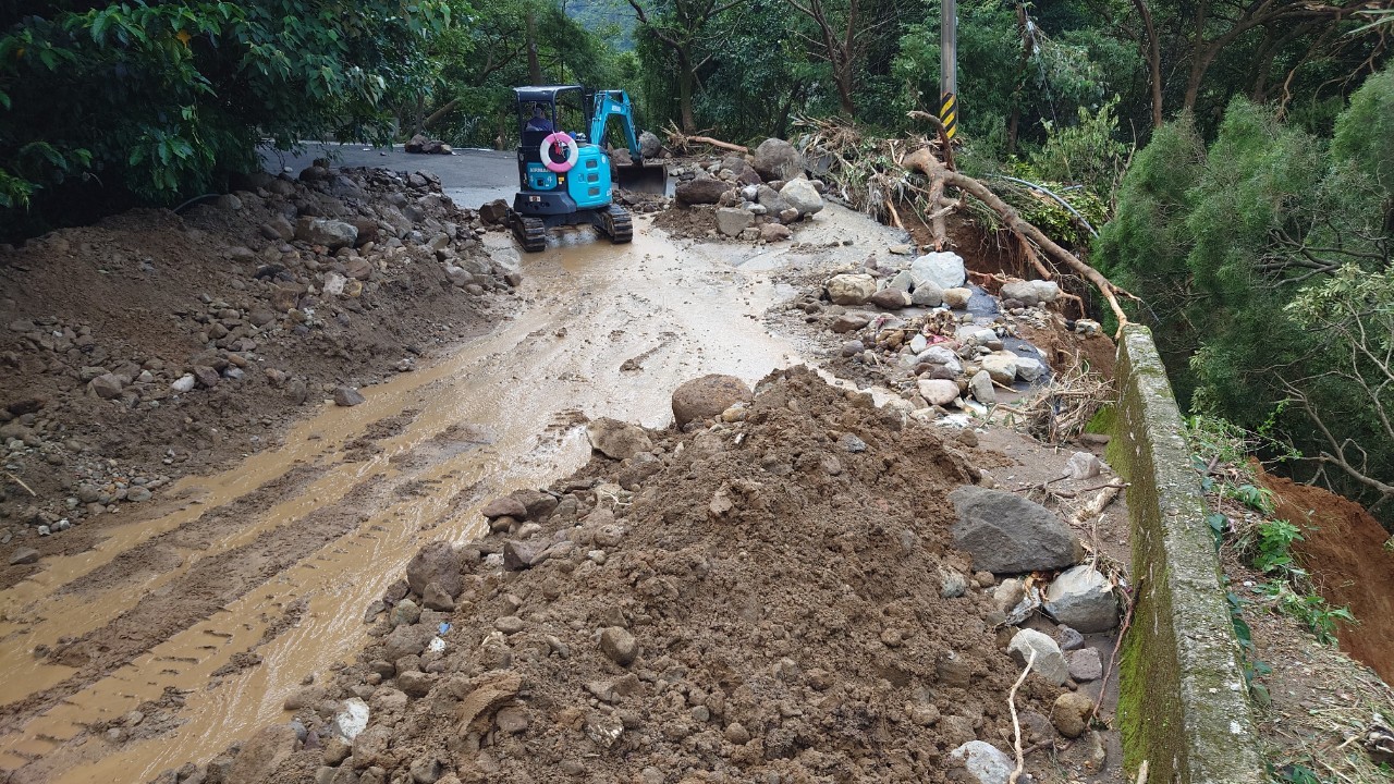 青溪路怪手清淤