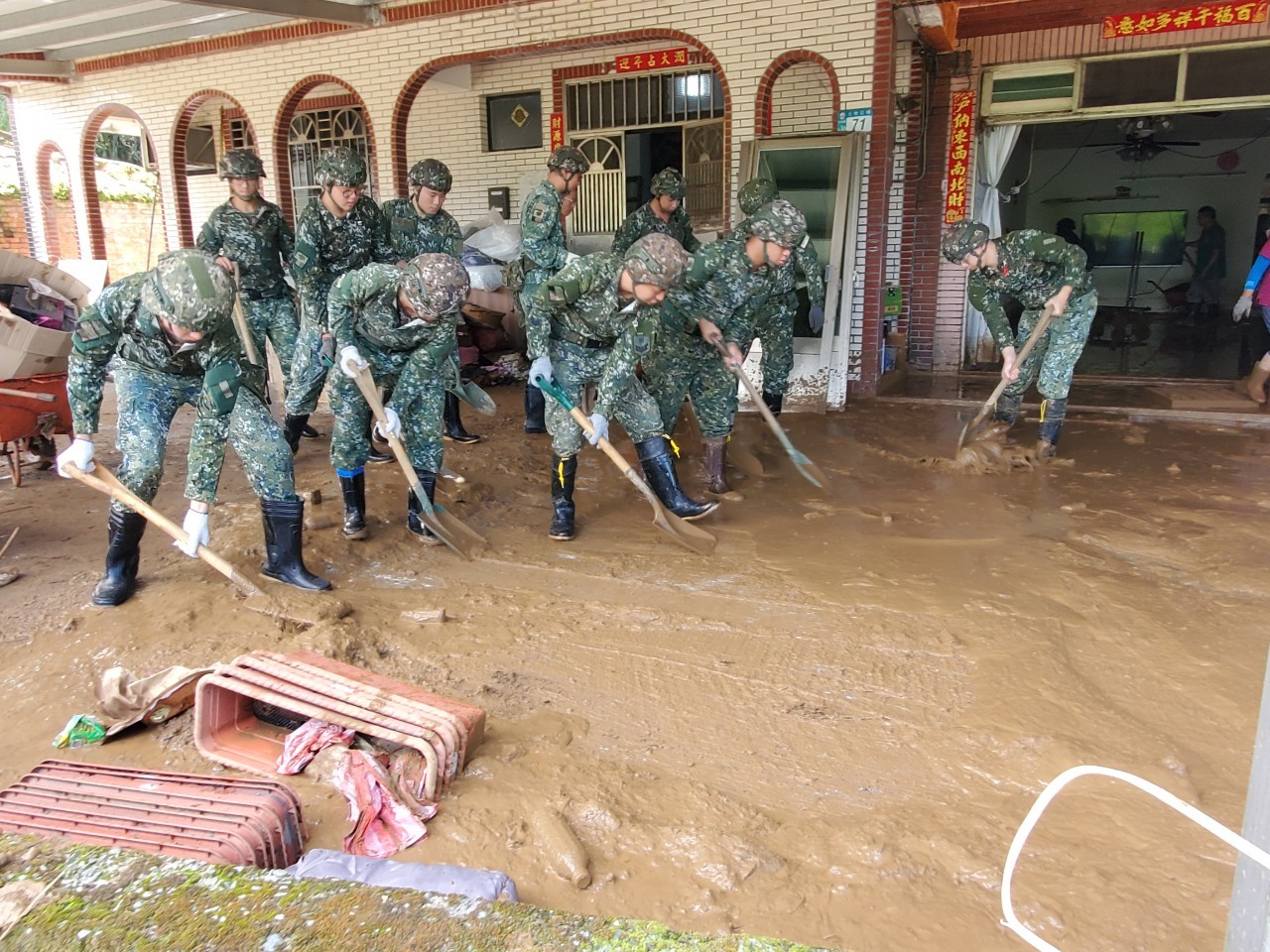 國軍協助清淤土地公埔收災戶