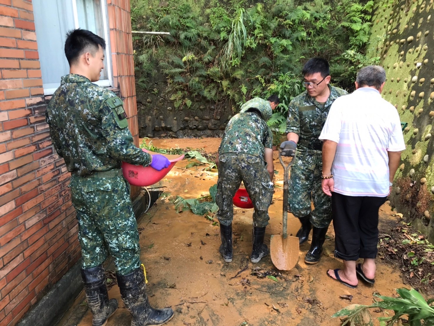 國軍協助橫山里清淤