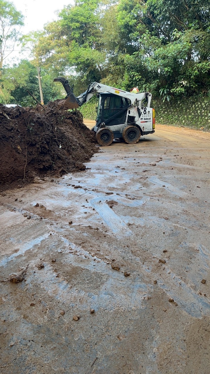 溪底路剷除殘泥及道路清洗