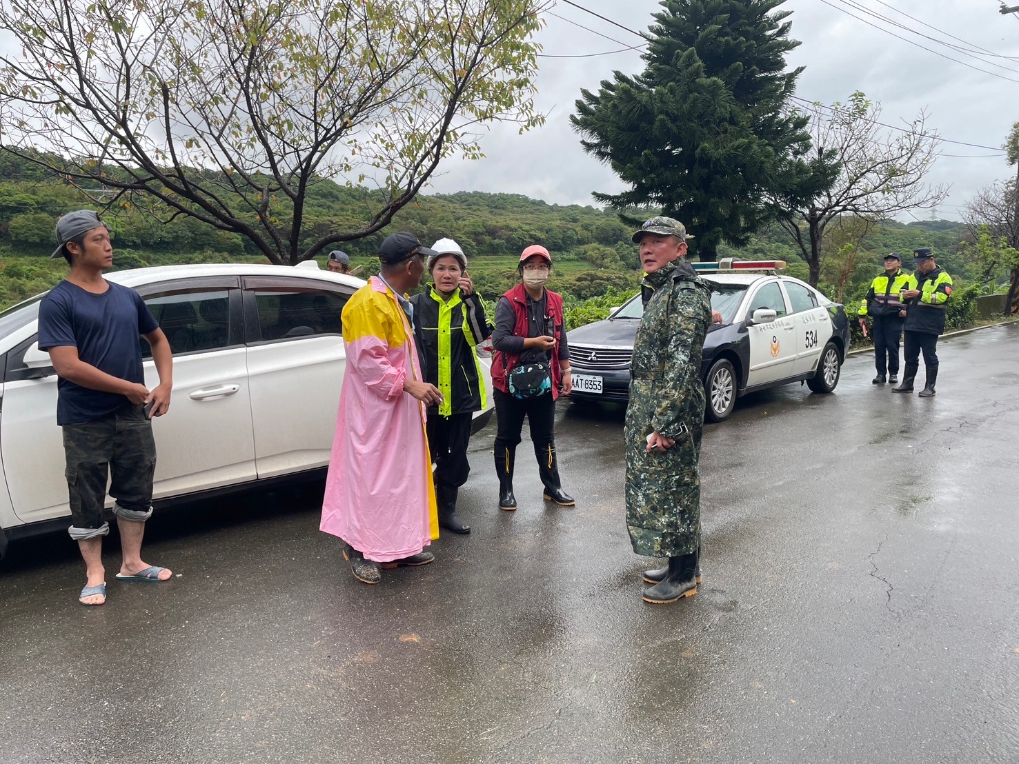 賴區長巡視山區居民疏散情形