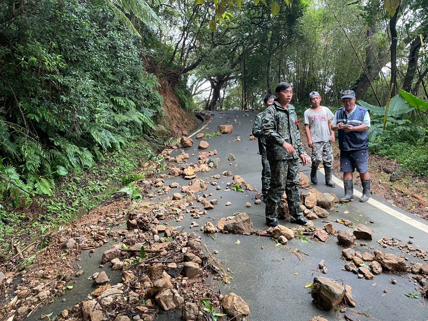 八賢里長會同國軍進行人員疏散