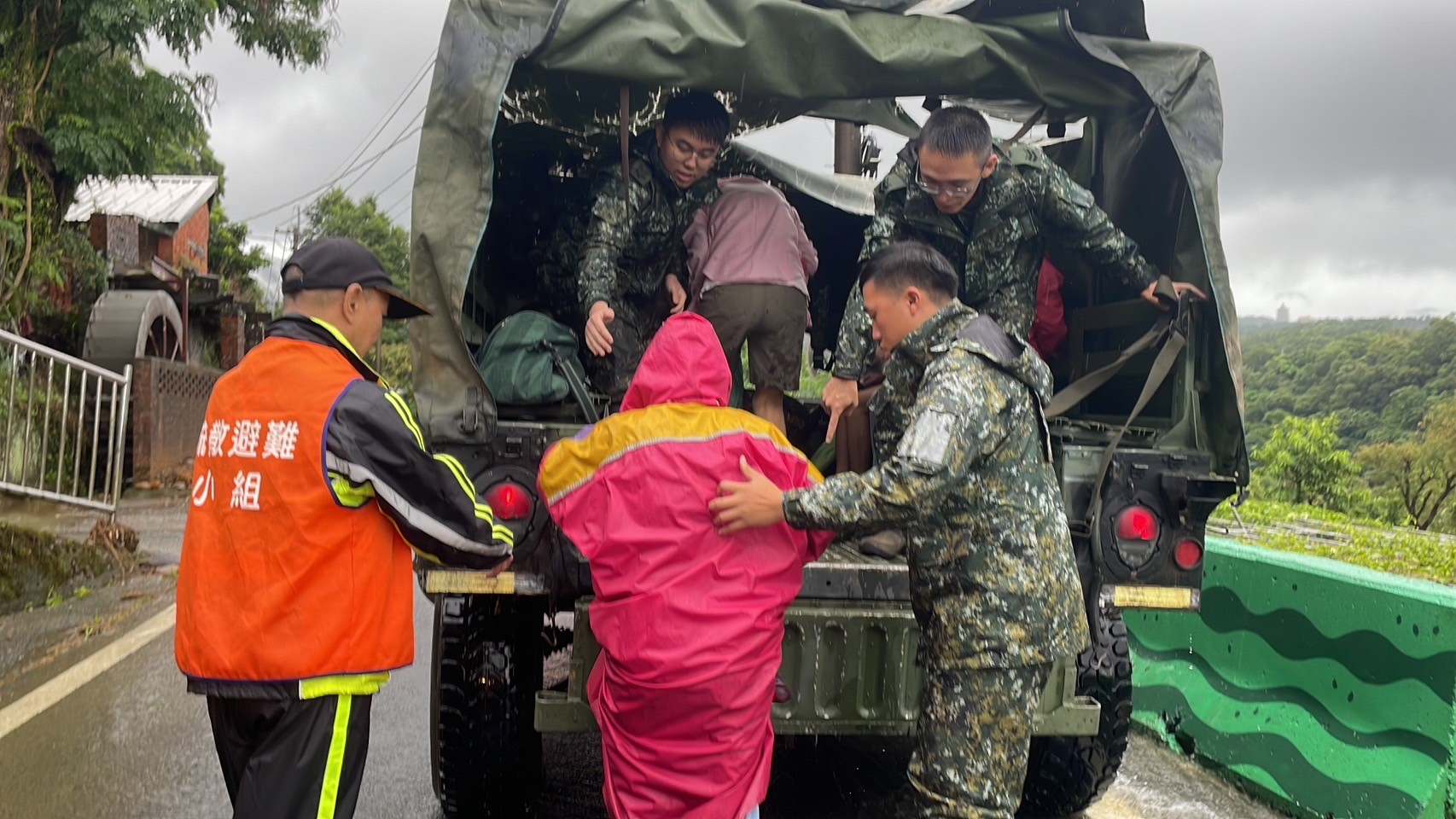 國軍協助八賢里撤離