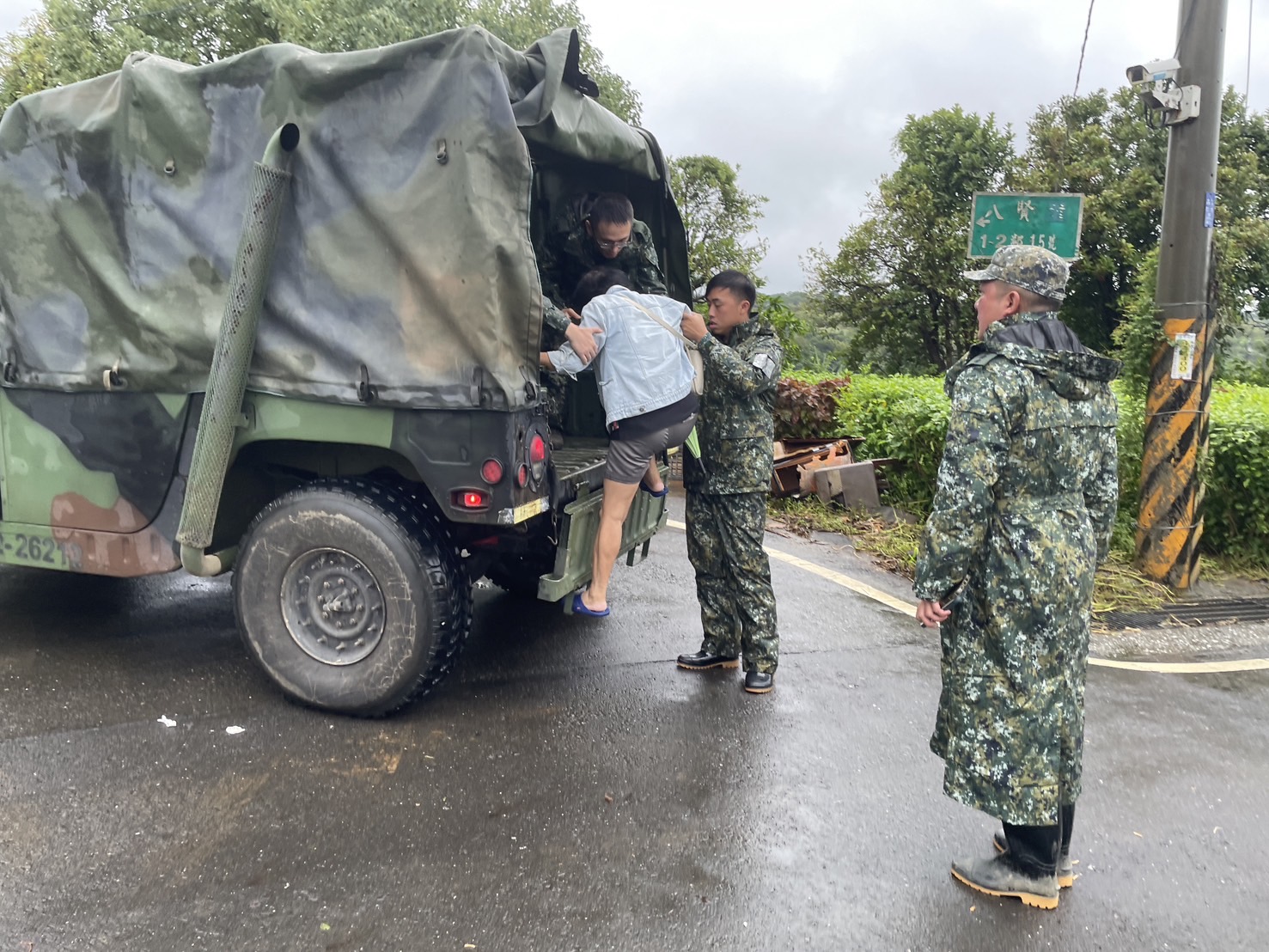 國軍協助民眾撤離疏散