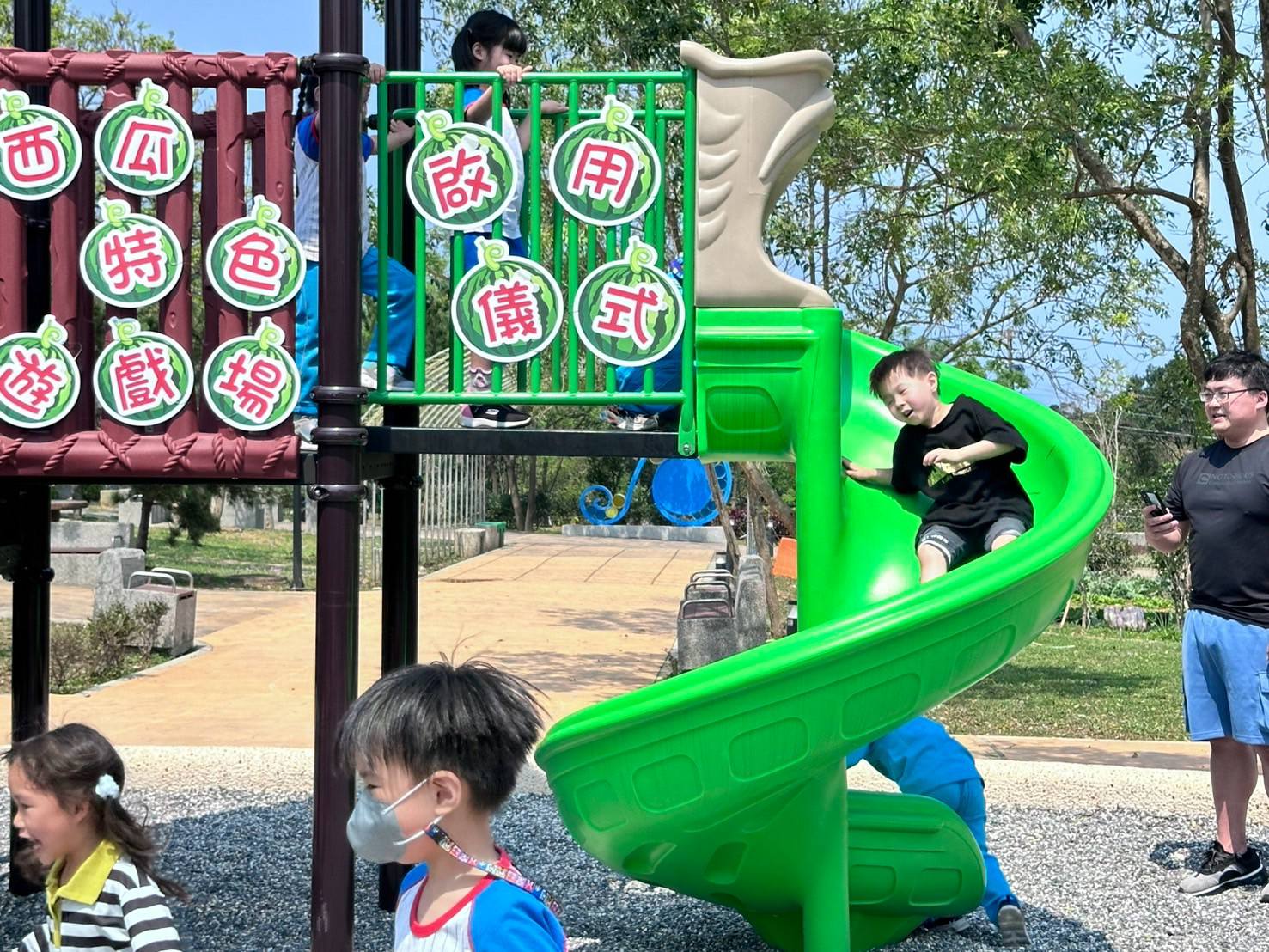 小朋友開心使用特色遊戲場