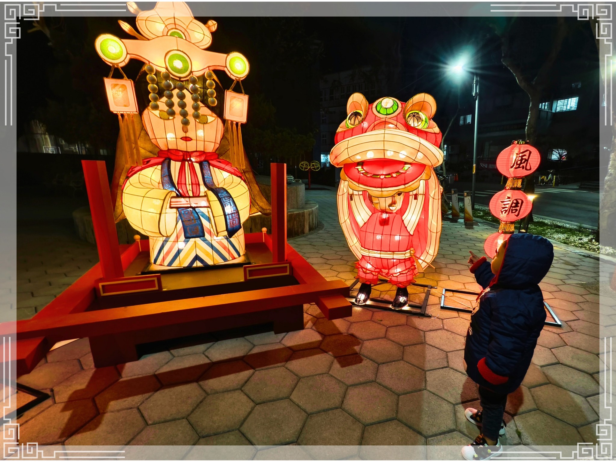小朋友觀賞媽祖燈飾