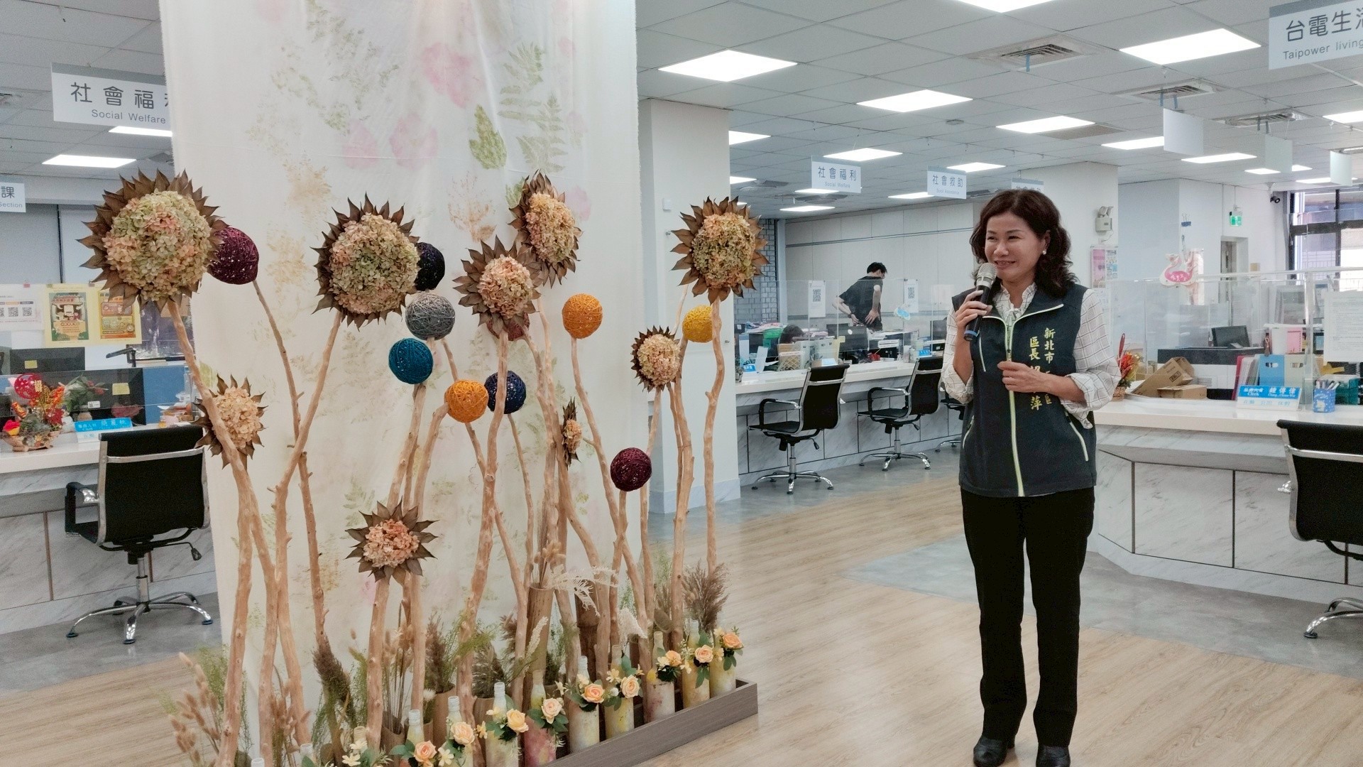 賴小萍區長感謝長者們手作創意巧思