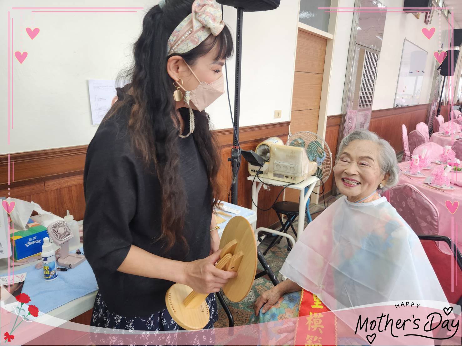 公所邀請專業彩妝師為媽媽們畫上開運妝容