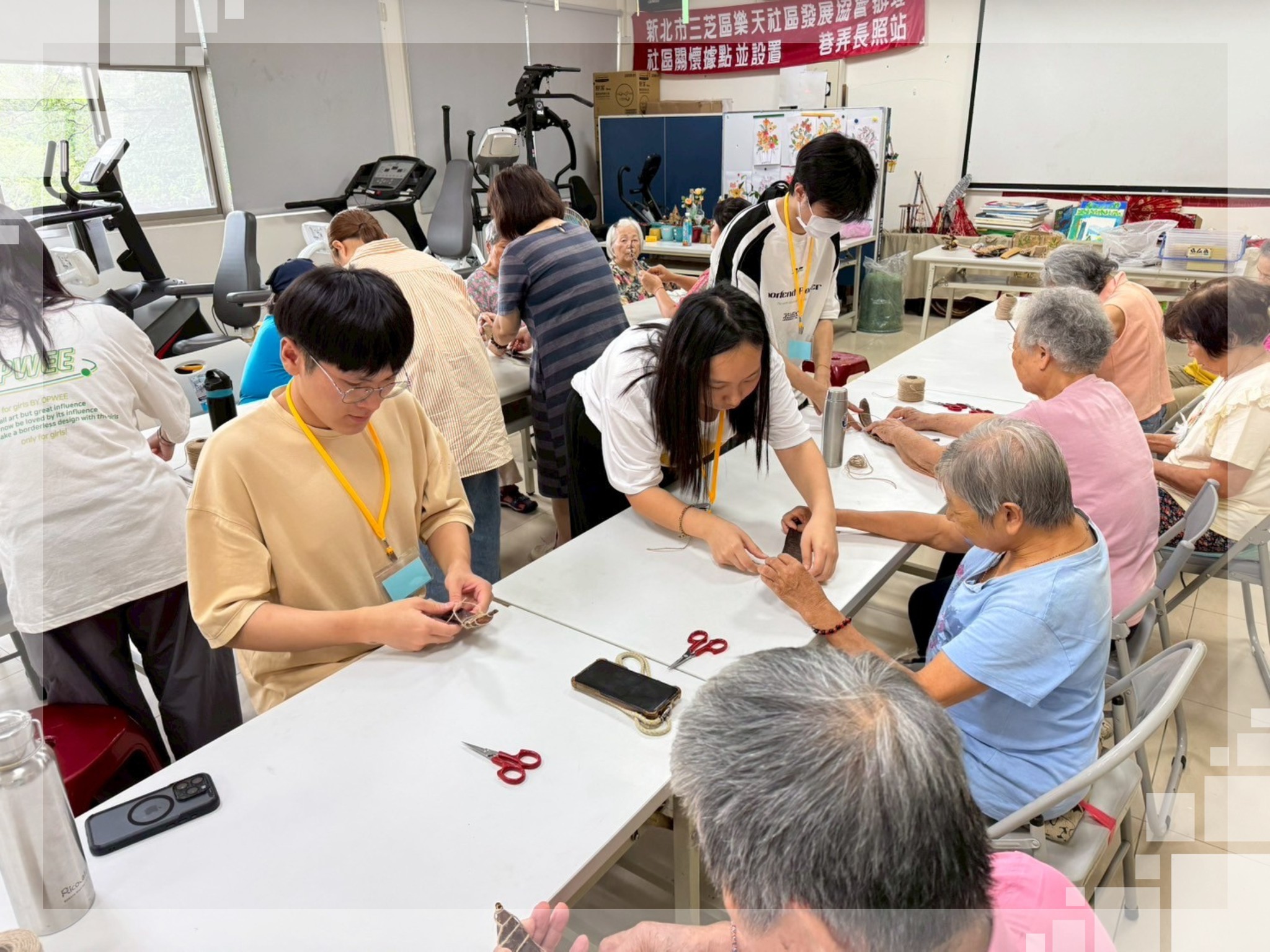 淡江大學生與關懷據點長者互動