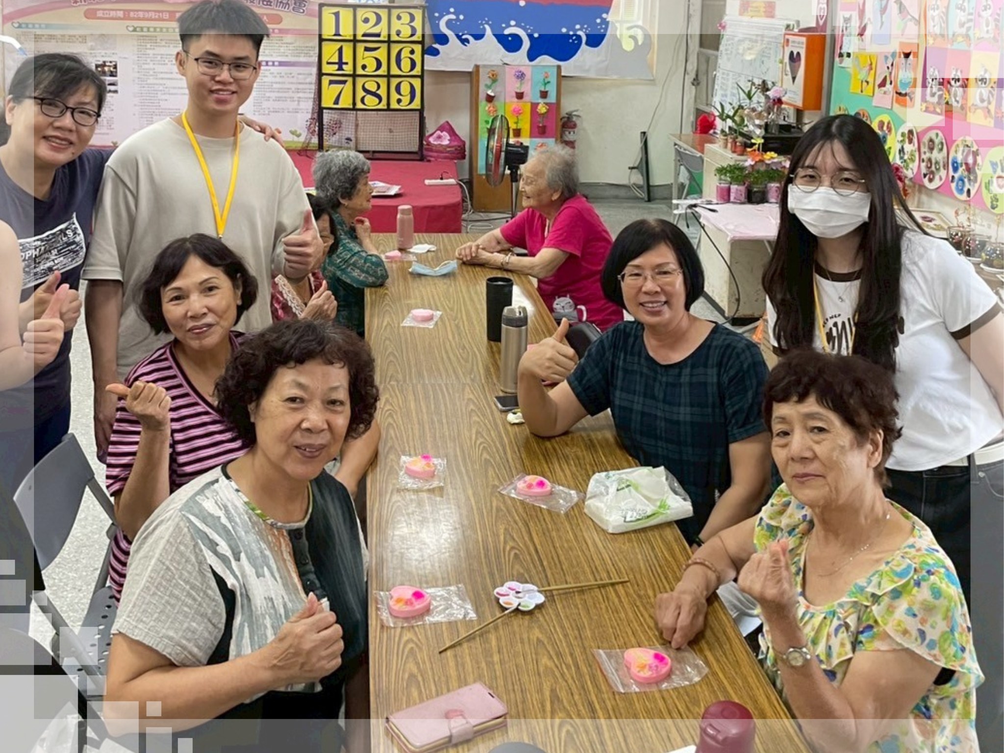 淡江大學生參與長者關懷據點手作活動