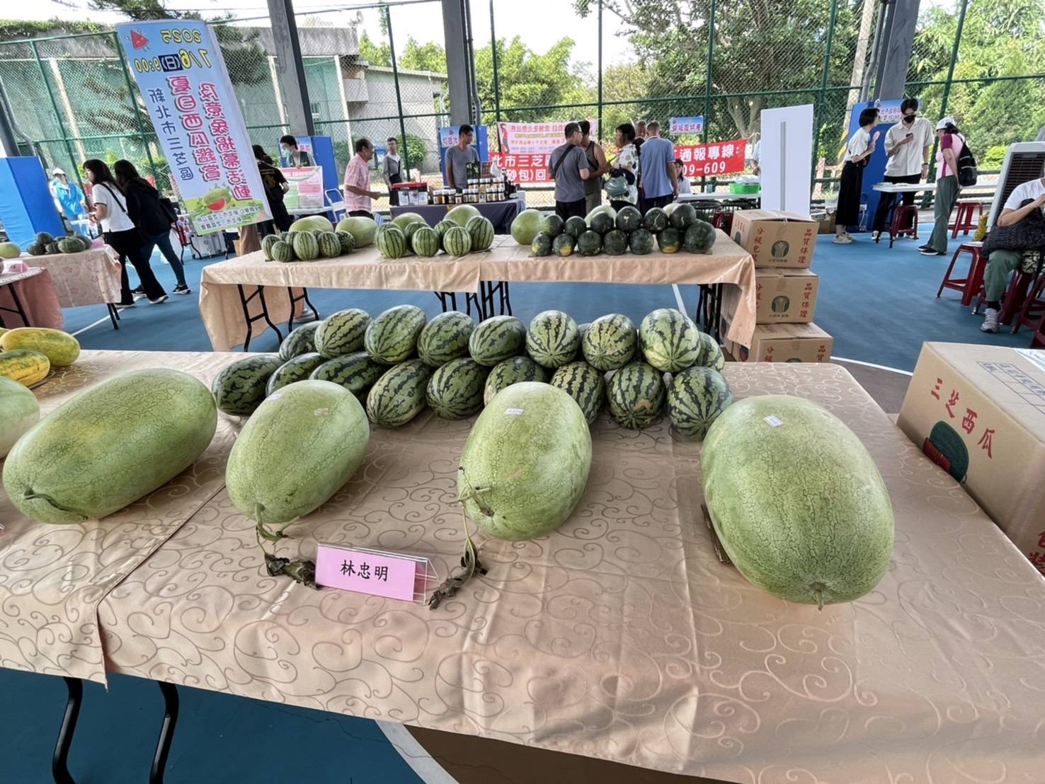 活動會場展示農友辛苦栽種的西瓜