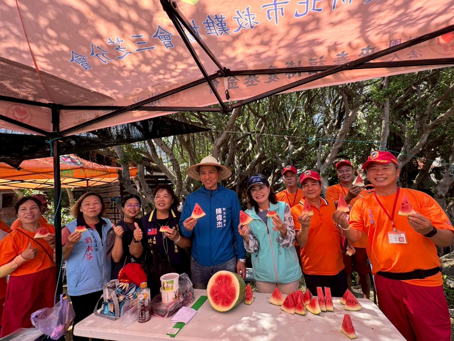 賴小萍區長慰問辛苦的救難協會成員