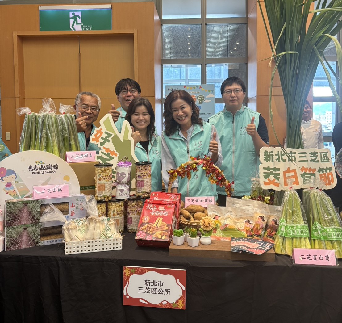 賴小萍區長帶領公所團隊在市府參與擺攤