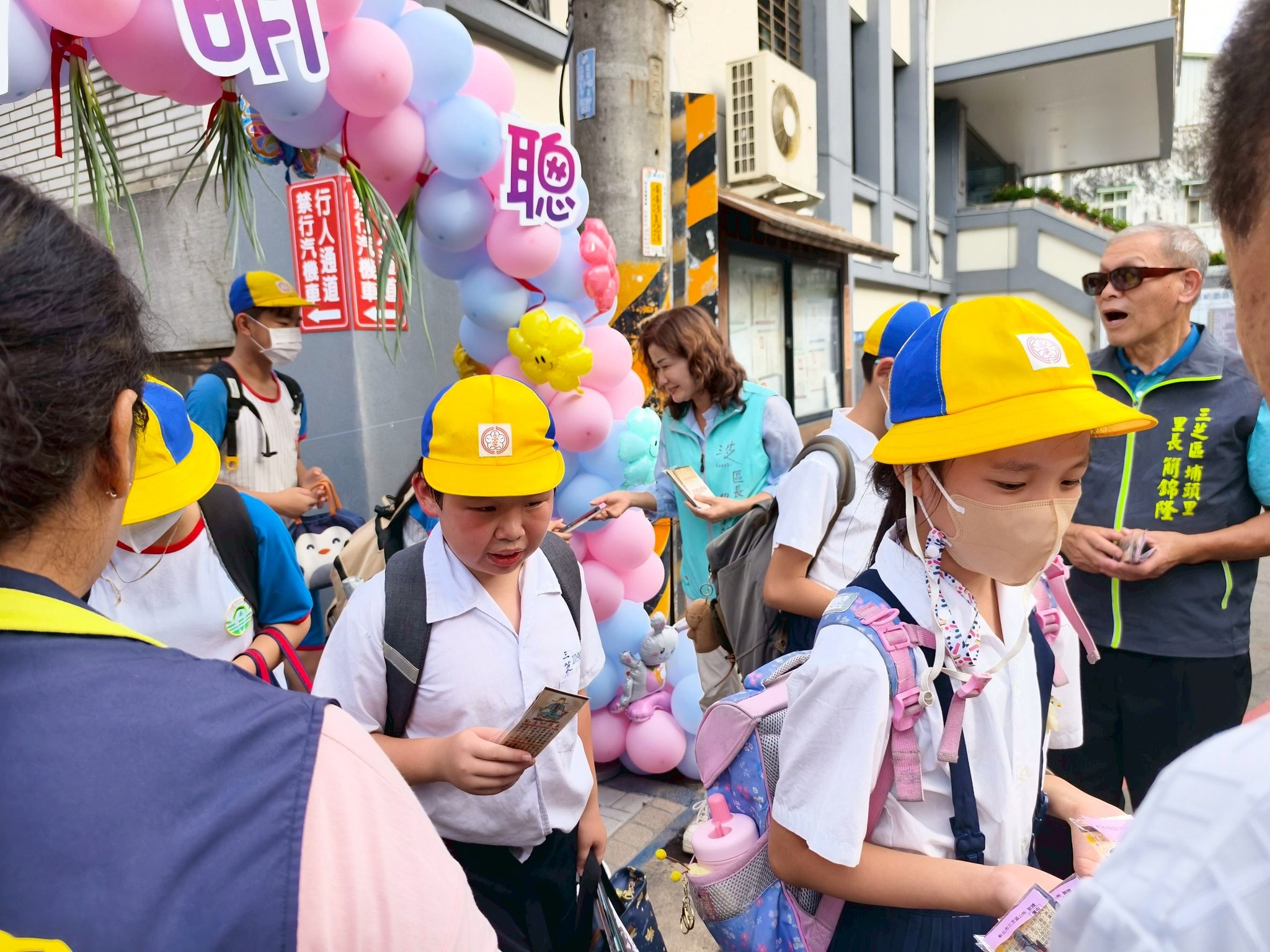 賴小萍區長致贈學童文昌筆祝福大家「一帆風順、學業進步」