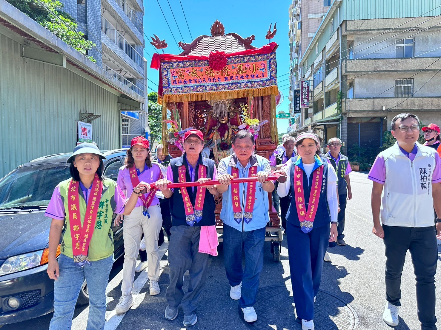 各民意代表、賴小萍區長 與里長們，共同恭迎來自各縣市友宮齊聚三芝會香
