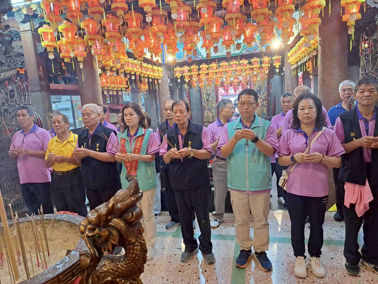 賴小萍區長燒香祈福恭請金面媽祖回鑾臺北城